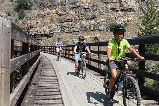 myra-canyon-bike-ride-family.jpg